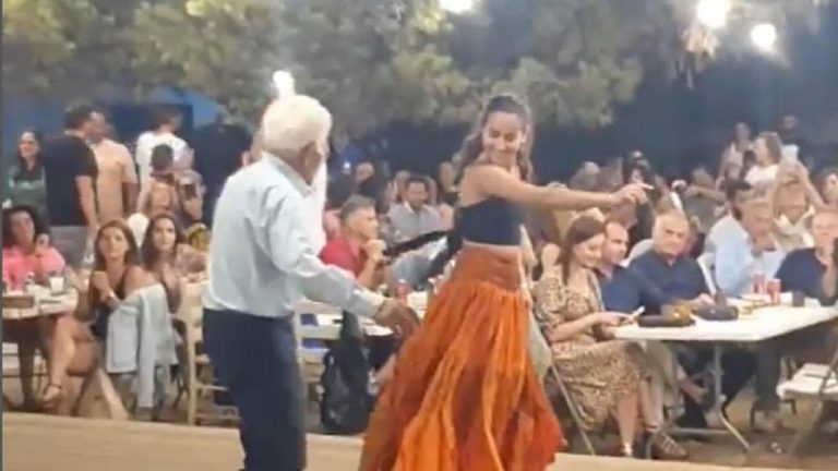 viral-video Ο χορός του παππού