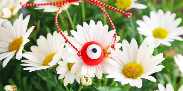 Μάρτης: Το αρχαίο έθιμο με το κόκκινο-λευκό βραχιόλι-Γιατί το φοράμε ακόμα;